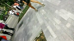 تظهر مساج سكسي ياباني امرأة سمراء متعرجة قبالة شكلها الناضج و handjob لها